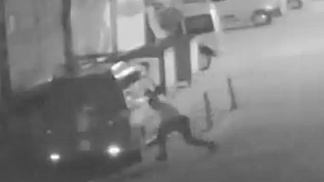 Eskişehir'de ruhsatsız iş yeri mühürlenen Afgan,  zabıta araçlarının lastiklerini kesti
