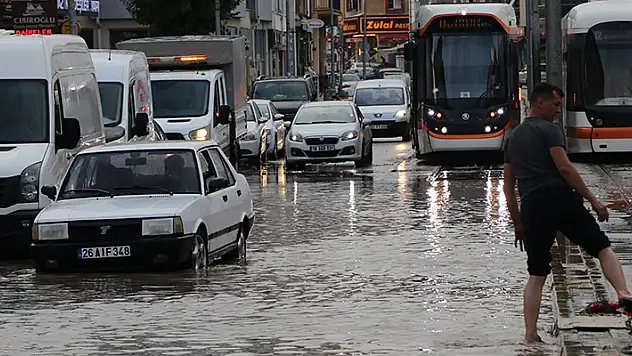 Eskişehir'de sağanak tramvay göle dönen yolda ilerleyemedi 
