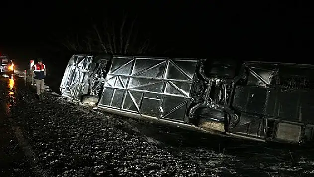 Eskişehir'de yolcu otobüsü devrildi: 13 yaralı