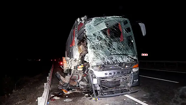 Eskişehir'de yolcu otobüsü tıra çarptı: 14 yaralı