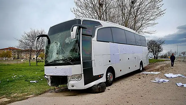 Eskişehir'de yolcu otobüsünün bariyere çarpması sonucu 17 kişi yaralandı
