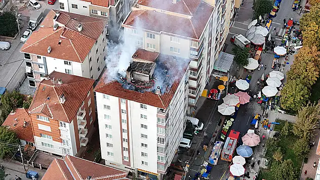 Eskişehir'de 7 katlı binanın çatısı alev alev yanarken onlar alışverişlerine devam etti
