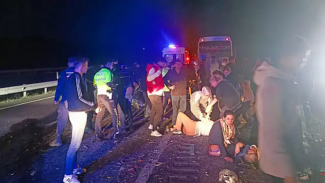 Eskişehir'de polis aracının da karıştığı zincirleme kaza 8 yaralı
