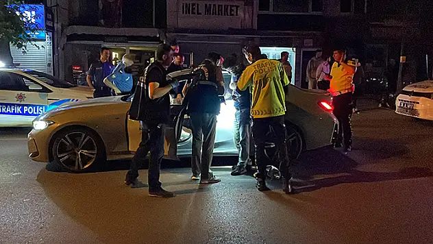 Eskişehir'de taksi ile lüks otomobili bıçakla gasbeden şüpheli, polis kovalamacasında yakalandı
