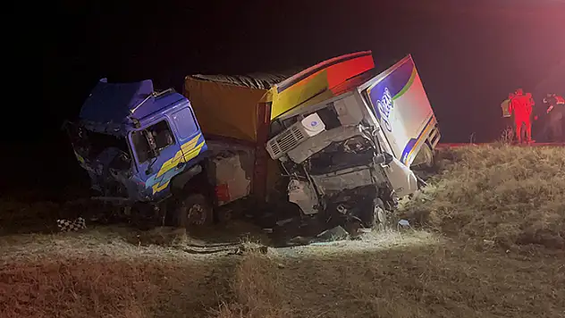 Eskişehir'de tır ile kamyonet kafa kafaya çarpıştı 2 ölü, 2 yaralı

