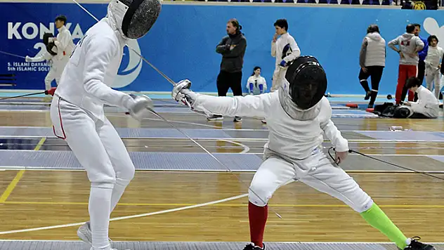Eskrimciler Konya'da yarışıyor