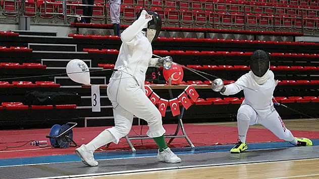 Eskrimde 10-12-14 Yaş Altı Epe Açık Turnuvası, Konya'da devam ediyor