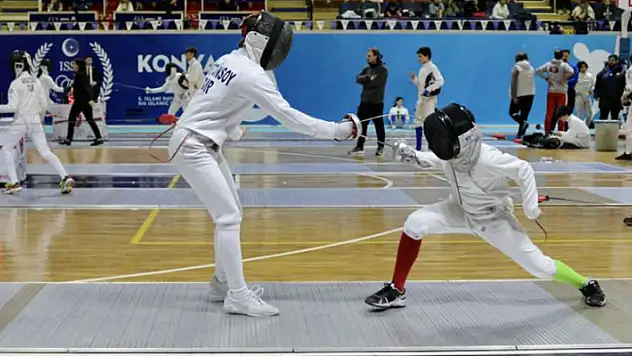 Eskrimde Yıldızlar ve Gençler Epe Federasyon Kupası müsabakaları, Konya'da sürüyor
