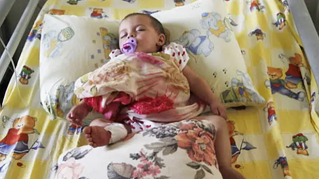 Esma bebek Anne hasretini tülbentiyle gideriyor