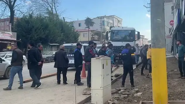Esnaf ile kaldırım yenileme çalışması yapan işçiler arasında kavga: 2 yaralı
