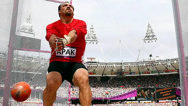 Eşref Apak finalde

