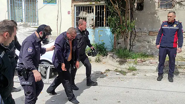 Eşyaları yola atıp eve giren 3 polisi yaralayan şahıs, tedavi için Konya'ya gönderildi
