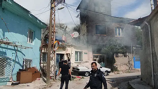 Eşyaları yola atıp kurusıkıyla ateş açtı eve giren 3 polisi yaraladı

