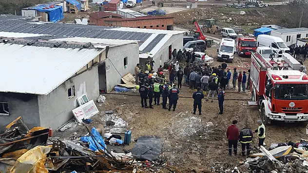 Eşyalarını kurtarmak için yanan barakaya giren işçi, öldü

