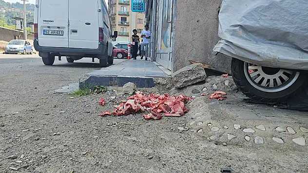 Eti temizlenen yağ ve kemikler sokağa bırakıldı