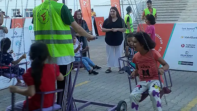Etkinlik tırı Karaman'da depremzede çocuklarla buluştu
