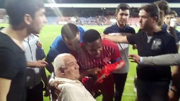 Eto'o taraftardan alkış aldı!