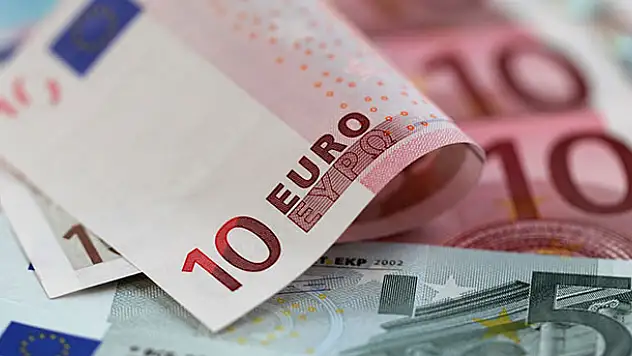 Eurodan yeni zirve, dolar rekor düzeye yaklaştı