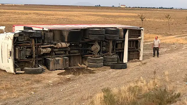 Ev eşyası taşıyan kamyon devrildi