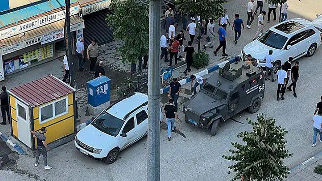 Ev sahibi kiralamaktan vazgeçti taşlı sopalı kavgada 5 kişi yaralandı
