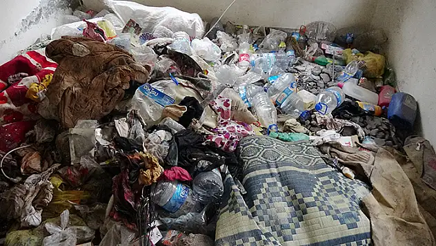 Ev sahibine büyük şok! Mahkeme kararıyla çıkarabildiği kiracısı, daireyi çöp eve çevirmiş
