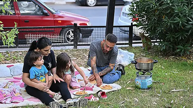 Ev sahibinin yaklaşık 5 katına çıkardığı kirayı ödeyemeyen aile parkta yaşıyor
