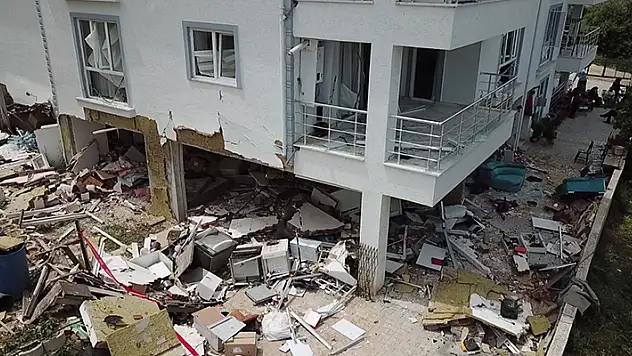 Ev sahibiyle tartışan kiracının doğal gazı açıp patlamaya neden olduğu binada oturanlar, geceyi akrabalarında geçirdi
