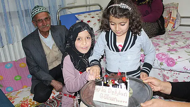Evde bakım hizmetinden yararlanan aileye doğum günü sürprizi