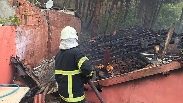 Evde çıkan yangın, bitişiktekine de sıçradı
