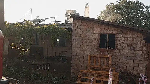 Evde çıkan yangında yatağa bağımlı yaşlı kadın hayatını kaybetti