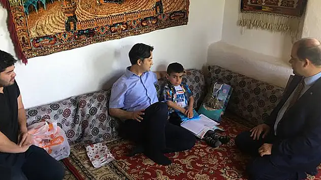 Evde eğitim gören öğrencilerin karne sevinci