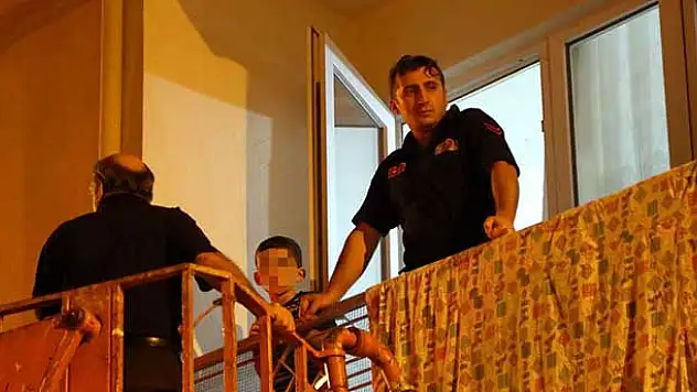 Evde kilitli bırakılan 2 çocuğu itfaiye kurtardı