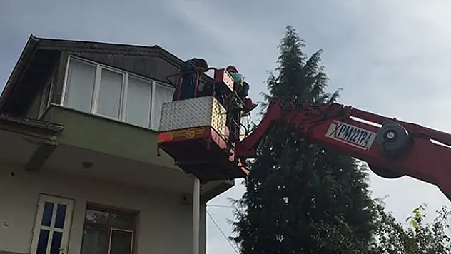 Eve kilitlenen anne ve iki çocuğunu itfaiye kurtardı