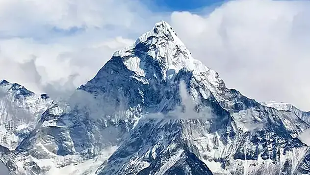 Everest'e tırmanmaya çalışan Filipinli dağcı yorgunluktan hayatını kaybetti