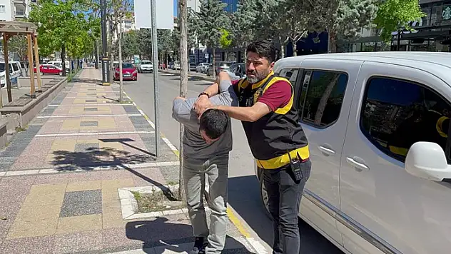 Evi soyarken suçüstü yakalandı, adliyeye girerken sigara istedi
