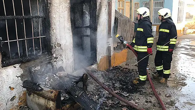 Evi yanan kadın iki çocuğuyla feryat etti