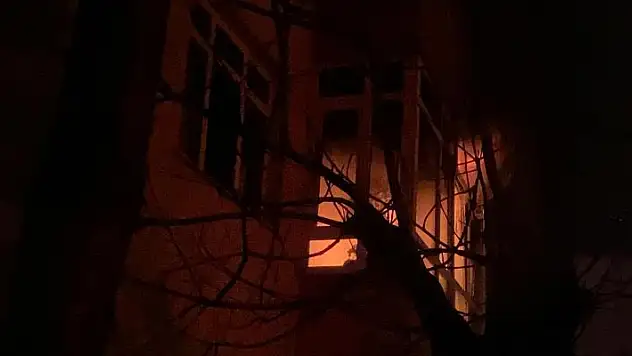 Evin mutfağı alev alev yandı: 2'si çocuk 5 kişi dumandan etkilendi
