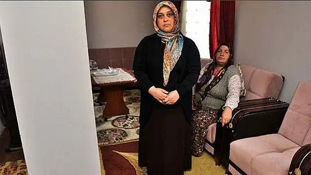 Evin ortasından elektrik direği geçiyor
