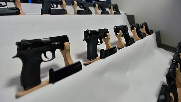 Evinde 19 ruhsatsız tabanca ele geçirildi: 'Biri, silahları damımıza gizlemiş' dedi

