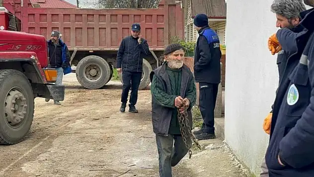 Evinden kamyonlar dolusu çöp çıkarılan 76 yaşındaki adam, çatıdan düşerek hayatını kaybetti