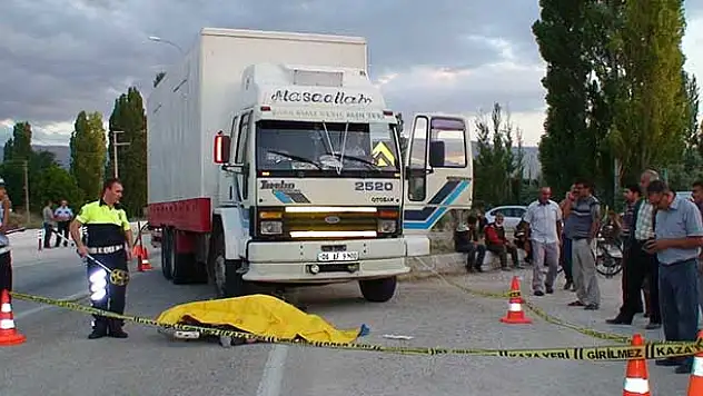 Evine ekmek götürürken TIR'ın altında kalarak can verdi