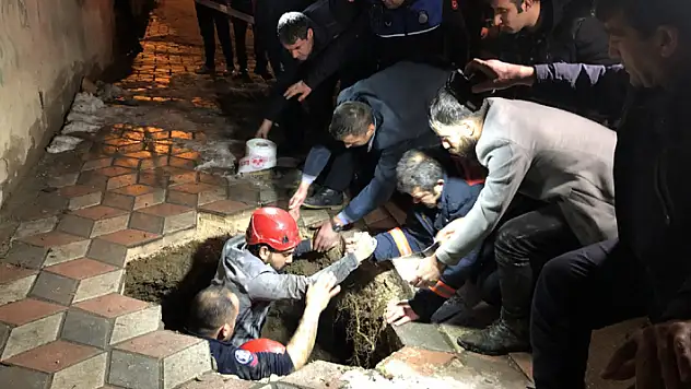 Evine giderken bir anda kendini yer altında buldu, itfaiyenin 2 saatlik çalışması ile kurtarıldı
