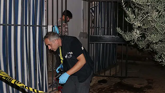 Evini yakmaya çalıştı eşi ve çocukları da içerideydi
