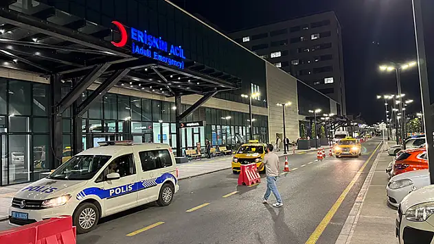 Evinin balkonundan sokaktaki kişilerle tartışan kişi tabancayla vuruldu
