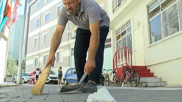 Evinin bulunduğu mahalledeki 4 sokağı günde 3 kez süpürüyor: 'Yerlere çöp atmaya korkuyoruz'
