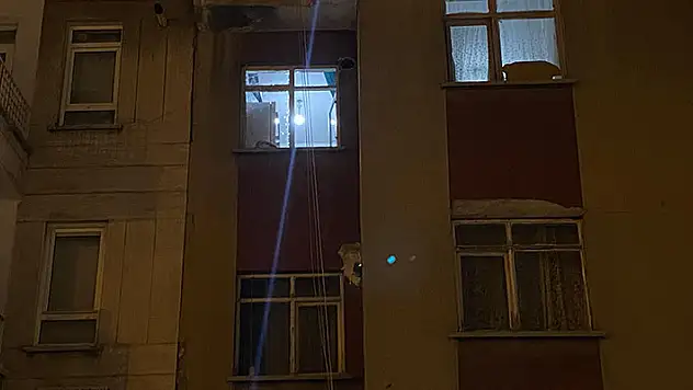 Evinin camına çıktı, etrafa ateş açtı, polise silah doğrulttu