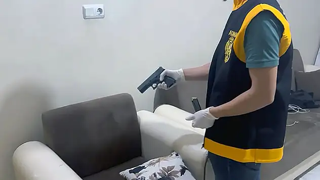 Evinin çatısında makineli tüfek, yastık altında tabanca ele geçirildi
