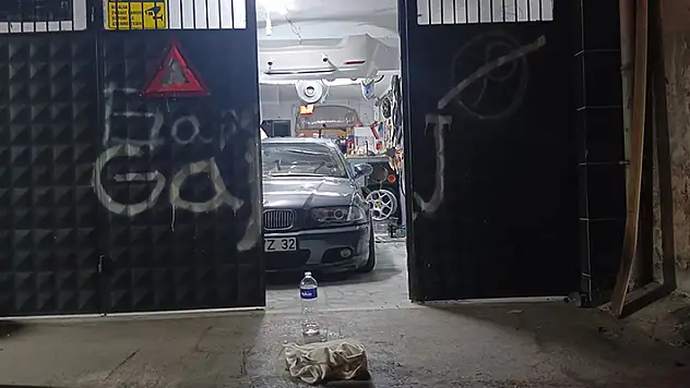 Evinin garajında otomobilini çalıştırıp klimasını açtı, uykuya dalıp egzoz gazından zehirlenerek öldü
