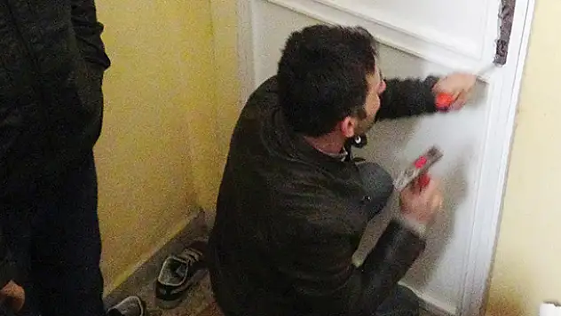 Evinin odasında mahsur kalan kadın kurtarıldı