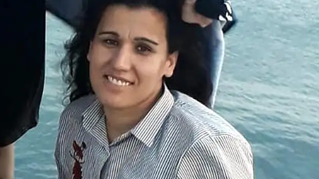 Evinin pencerelerini silerken 3'üncü kattan düşen kadın öldü
